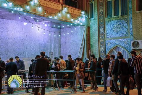 توزیع افطار در ضلع غربی حرم مطهر